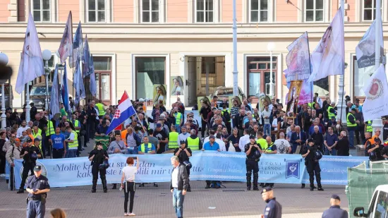 Molitelji opet na Trgu: Nakon krunice ovoga puta je uslijedila i procesija. Evo o čemu je riječ