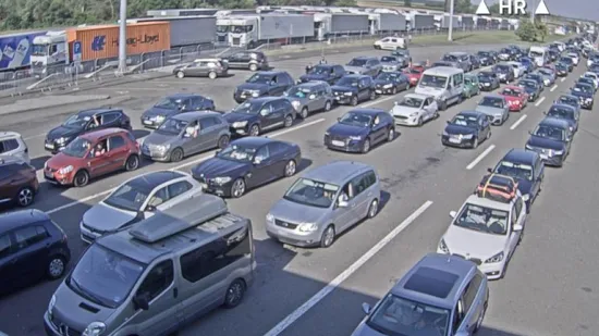 Gužve prema Jadranu: Kolone vozila protežu se kilometrima