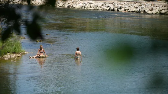 Spas od toplinskog vala: Pogledajte kako se građani kod susjeda hlade na plažama Vrbasa