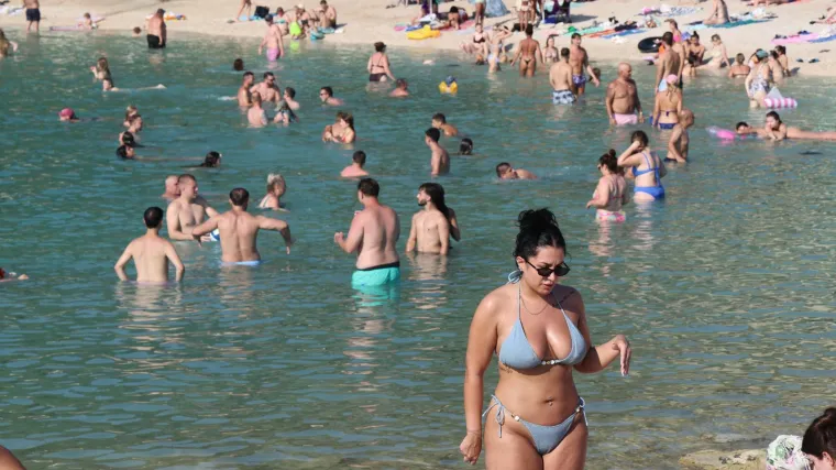 Atraktivne kupačice dominiraju na plažama od Osijeka do Splita