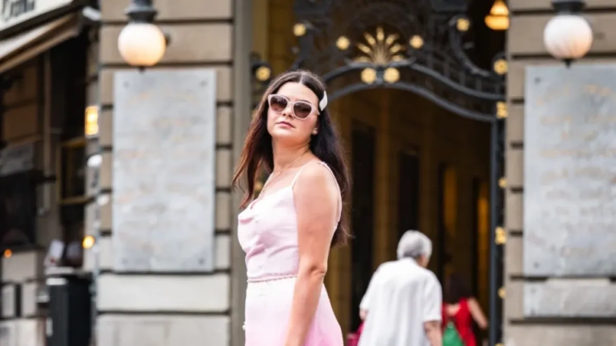 Roza stajling sa špice ukrao je svu pažnju, no krznene sandale su priča za sebe