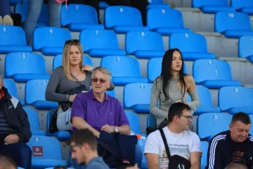 Zgodne navijačice iskoristile sunčan dan i privukle pažnju na tribinama u Gorici