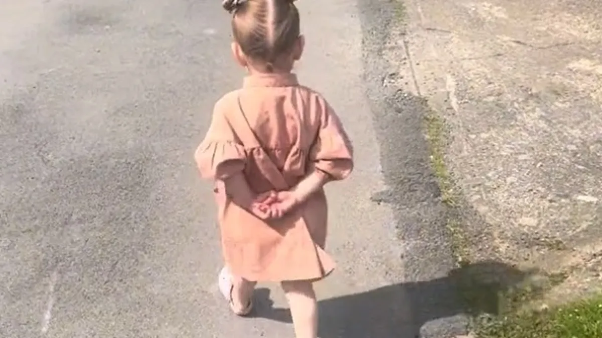 Zapitala se zašto joj dijete često hoda s rukama na leđima, odgovor ju ...