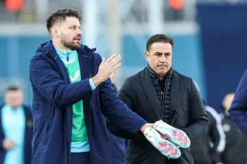 Hit snimka: Pazite što radi Bruno Petković dok Torcida baca baklje prema igračima Dinama