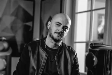 Pjevač benda uspio izaći iz gorućeg kluba, ali se vratio pomoći drugima i stradao