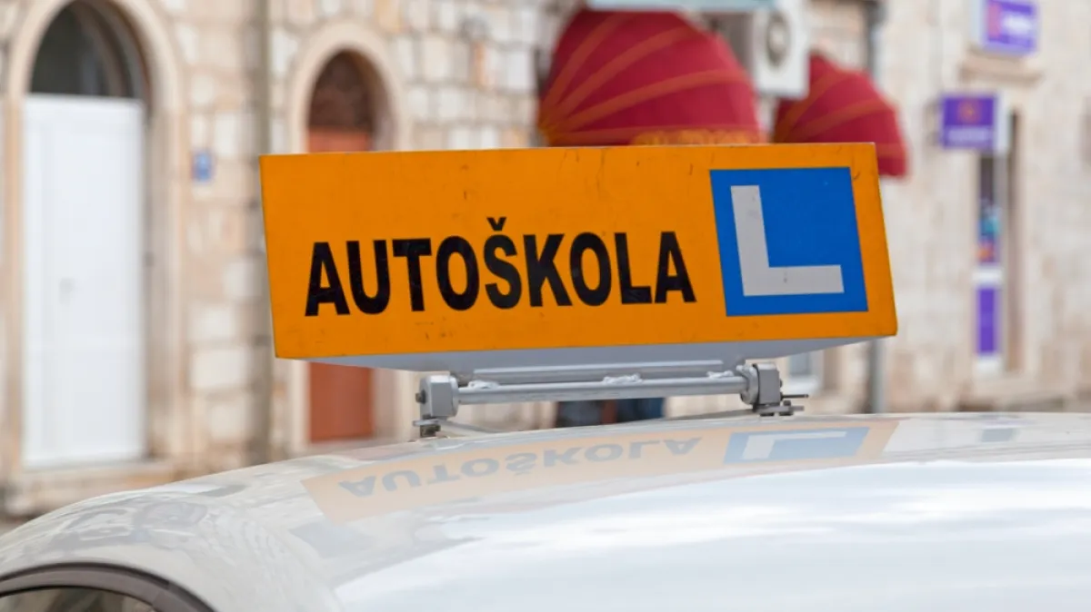 [KVIZ] Znaš li točno odgovoriti na ova pitanja iz autoškole?