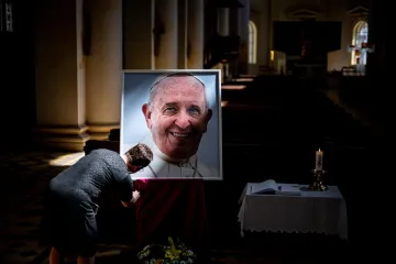 Jedni oplakuju papu Franju, a drugi optužuju: 'Stranci ne shvaćaju zašto ga neki ovdje ne vole'