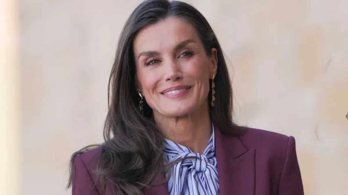 Kraljica Letizia u moćnom bordo odijelu savršenom za posao i dnevna događanja