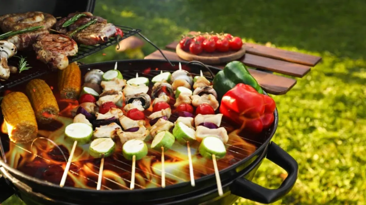 Vodič za savršeni prvomajski roštilj: Tajne sočnog mesa i maštovitih priloga