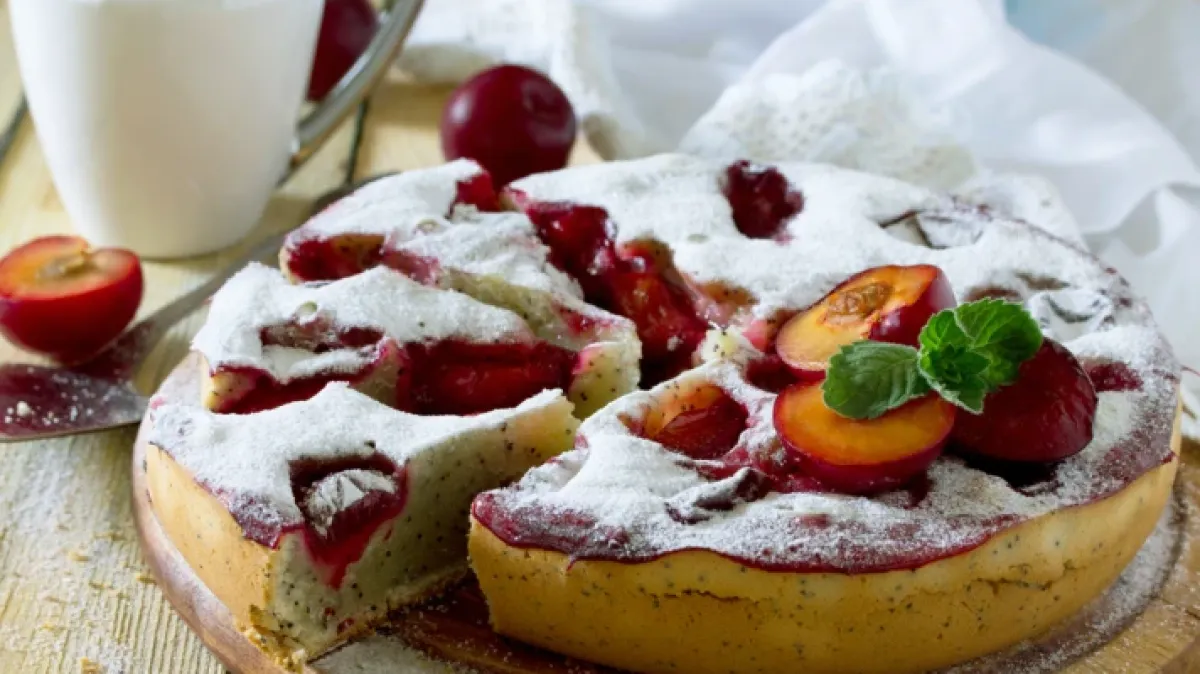 Recept za sočni kolač sa šljivama i makom koji će vas jednostavno oduševiti