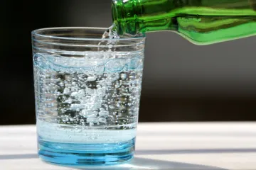 Često pijete gaziranu mineralnu vodu? Stručnjaci otkrili koliko je štetna za zdravlje
