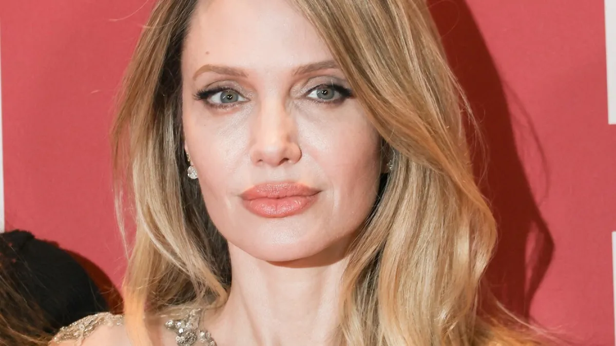 Elegancija bez premca: Angelina Jolie u prozirnoj haljini izgleda poput boginje