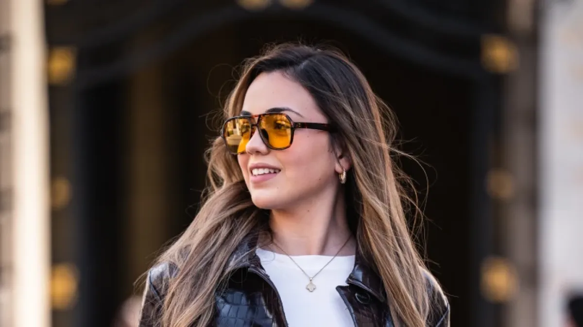 Krokodilski uzorak i dizajnerske tenisice: Djevojka sa špice u cool proljetnom kompletu