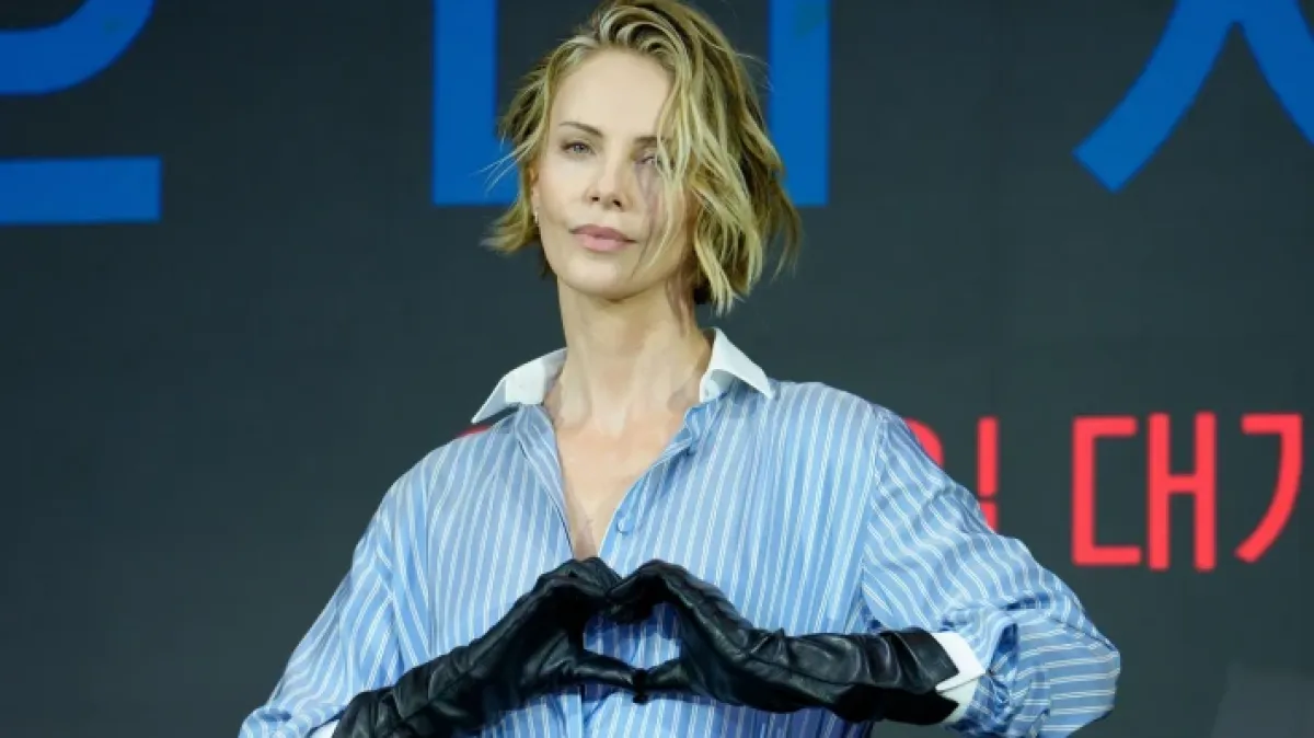 Samo Charlize Theron može odjenuti plastičnu suknju i izgledati ovako moćno