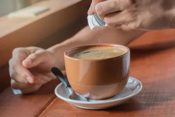 Dodajte ovaj sastojak u kavu i izgledat ćete mlađe: 'Dobar je za zdravlje i kosti'