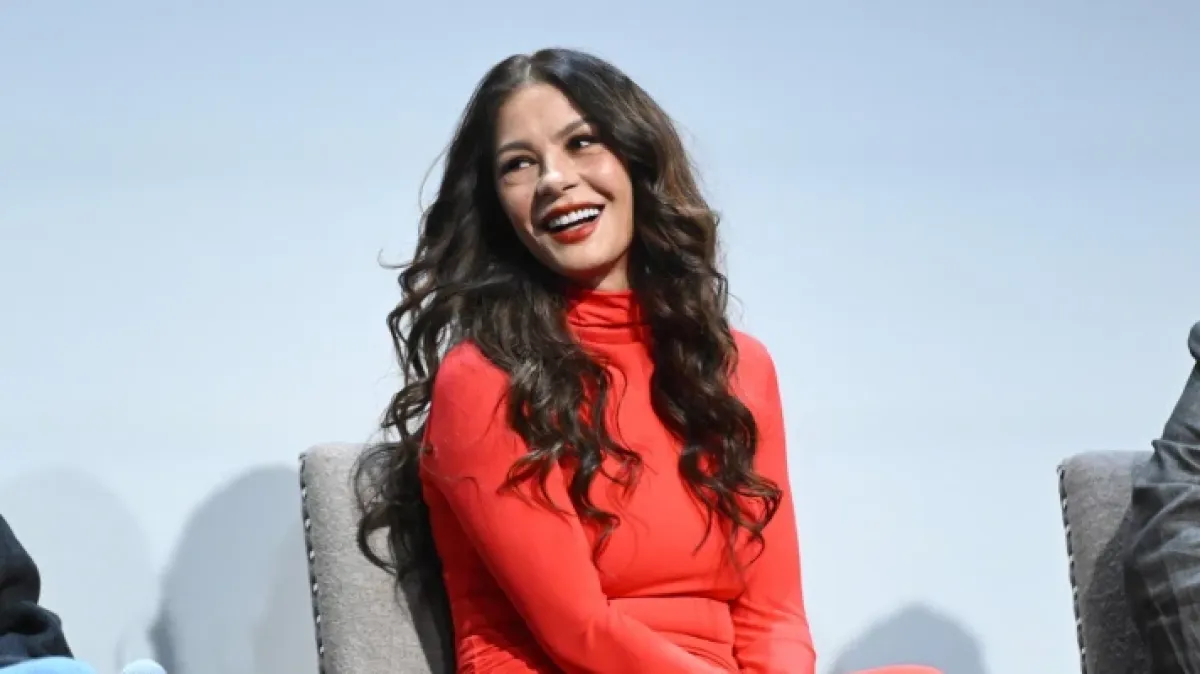 Catherine Zeta-Jones kao da ne stari: Pokazala lice bez bora i zavidnu figuru u crvenoj haljini