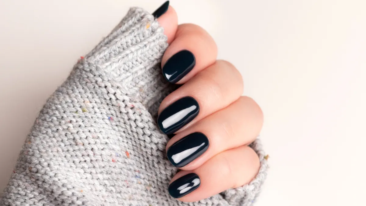 Tamno, sjajno i sofisticirano: Najljepše manikure za hladne zimske dane