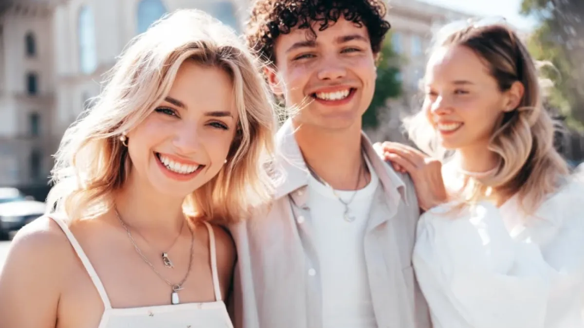 Treba li za krizmu djevojka odjenuti toaletu, a mladić prvo odijelo?