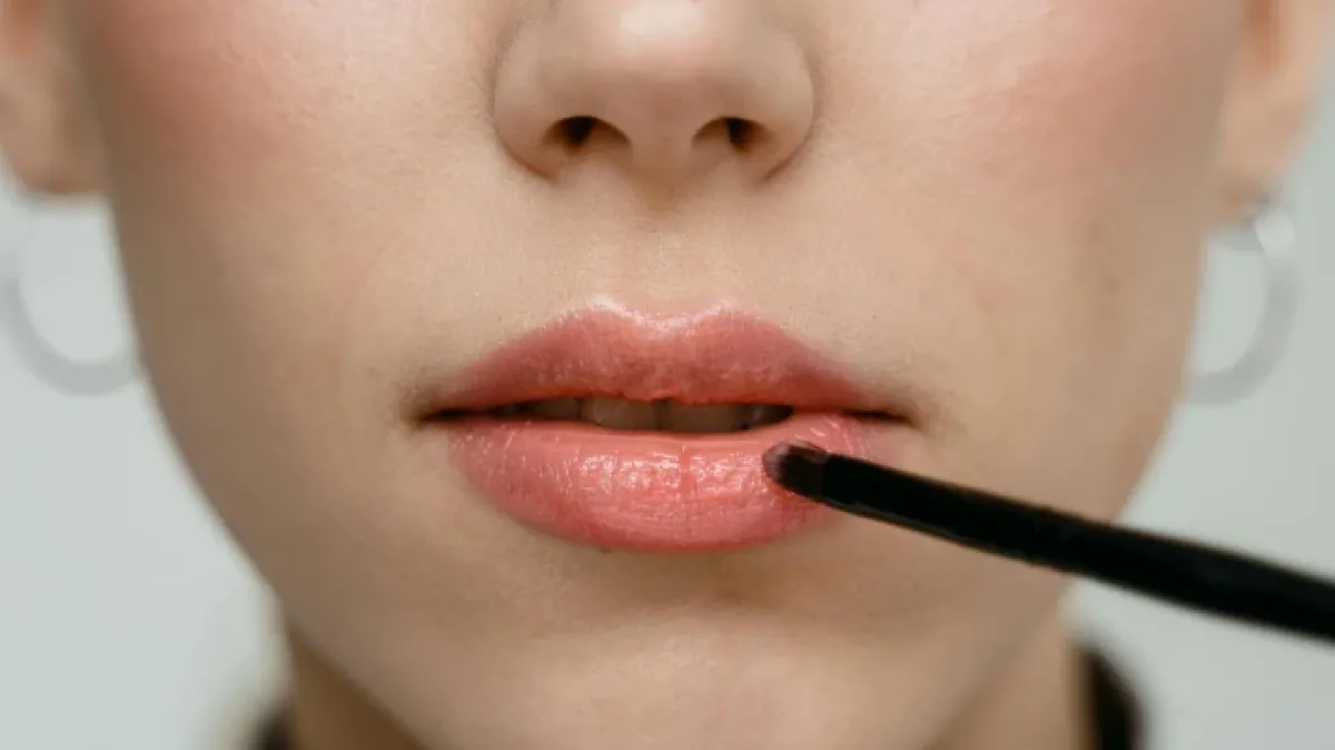 Zamagljene usne su novi beauty trend: Evo kako postići 'blurred lips' efekt
