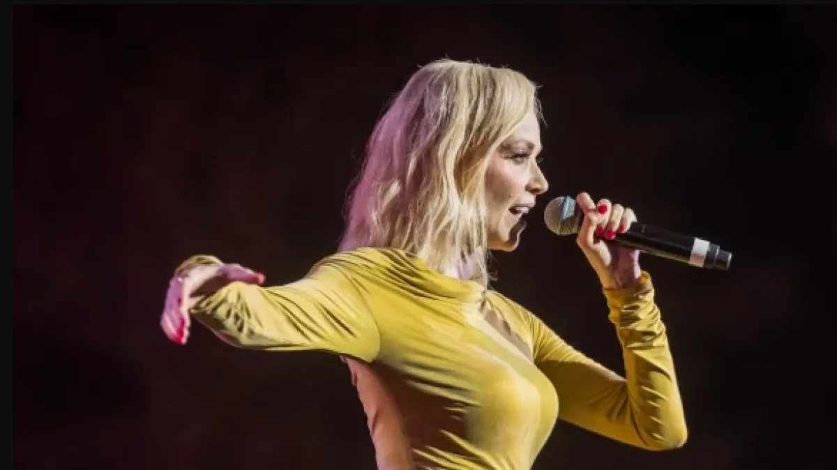 Jelena Rozga u 'izrezanoj' haljini ukrala pažnju na završnoj večeri Melodija Jadrana