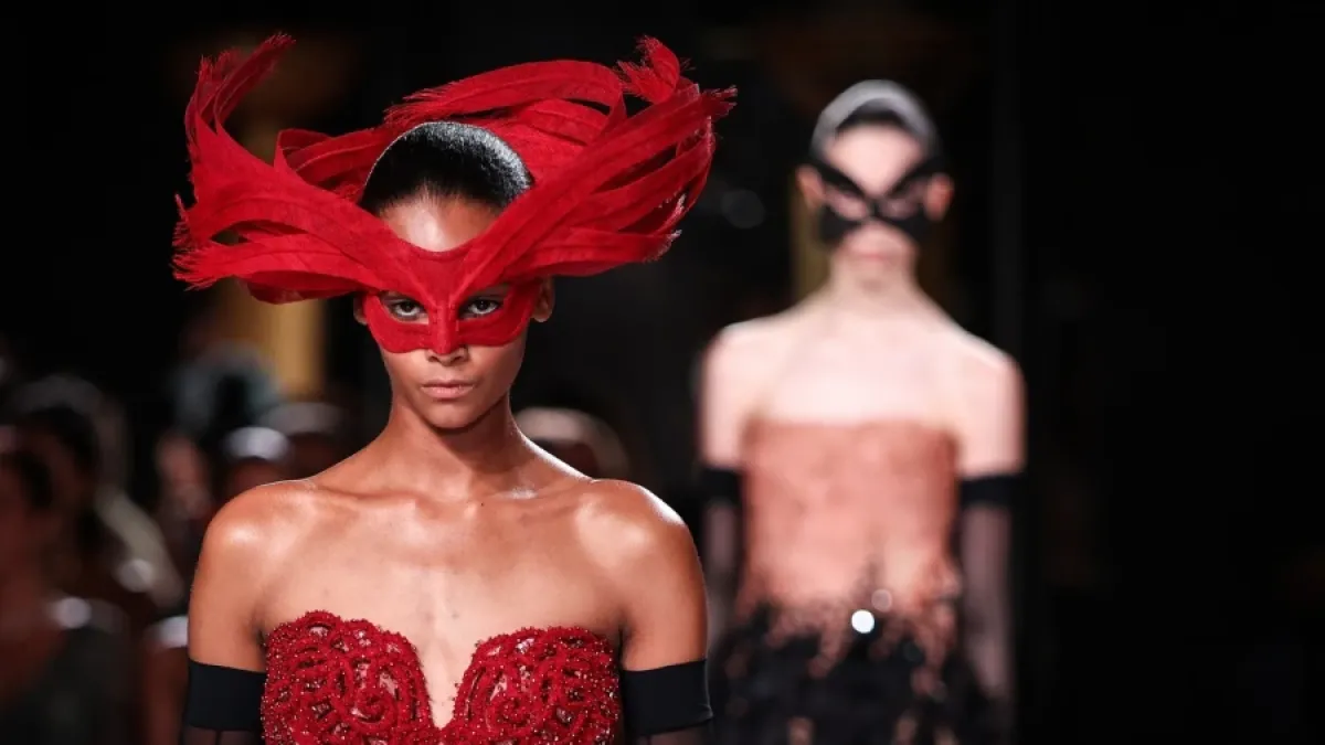 Elie Saab oduševio u Parizu: Mistične maske, čipka i raskošne haljine