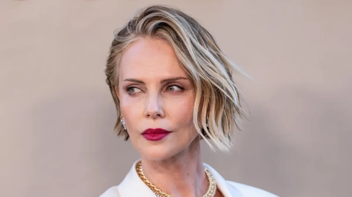 Charlize Theron oduševila pojavom na crvenom tepihu, no kritičari su odmah uočili jedan detalj