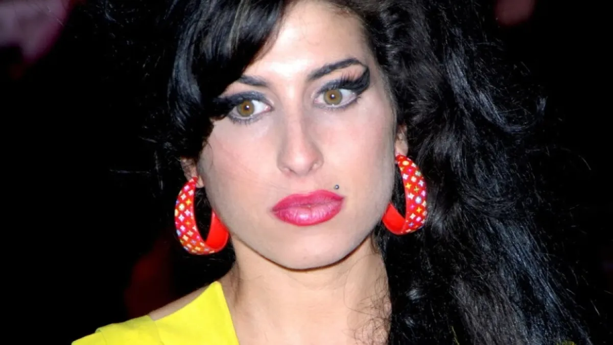 Jedinstveni glas koji je utihnuo prerano: Turbulentan život Amy Winehouse