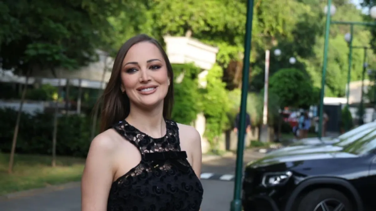 Aleksandra Prijović u bikiniju koji odiše retro glamurom: Crno-bijeli spoj koji osvaja