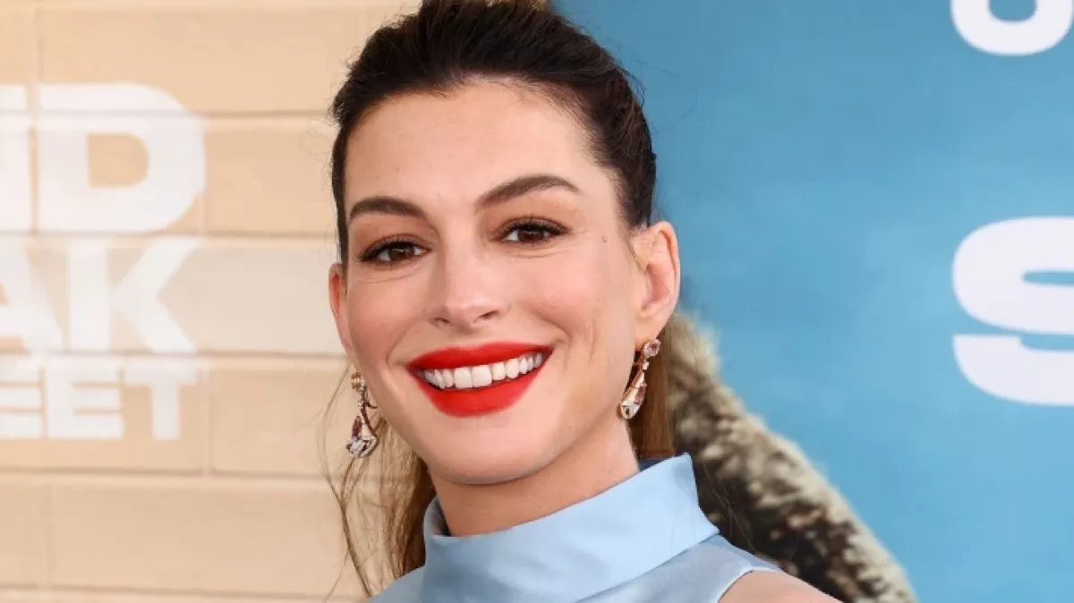 Anne Hathaway pokazala trudnički trbuščić u kreaciji koja je podijelila internet