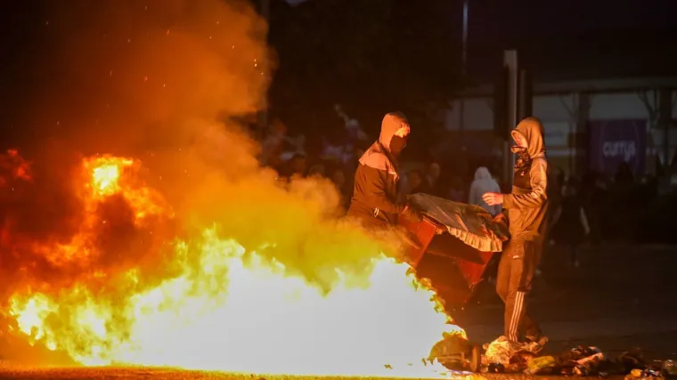 Treća noć žestokih nereda: Zapaljeni auti i kuće, nemilosrdni napadi na policiju