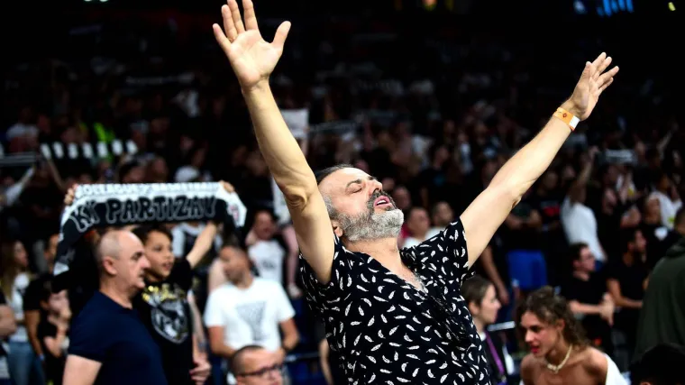 Kamera na utakmici snimila slavnog glumca: Izgleda neprepoznatljivo