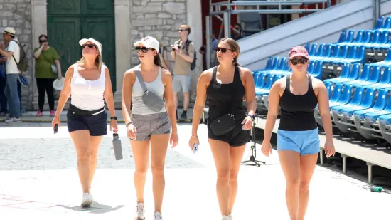 Turisti fotkaju, a djevojke u vrućim hlačicama se pro&scaron;etavaju: Doslovno su zavladale &Scaron;ibenikom