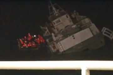 Prijeti potonuće katamarana kod Zadra: Svi putnici prekrcani sa splavi na trajekt