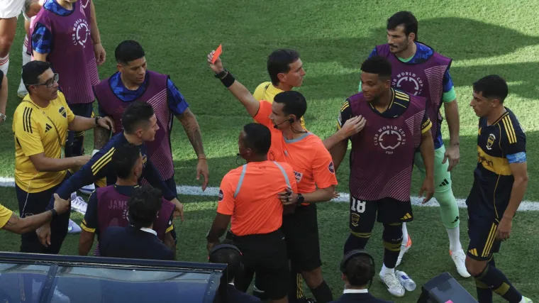 Sramota ili spektakl? Tri isključenja, sukobi i drame u meču koji je podijelio svijet