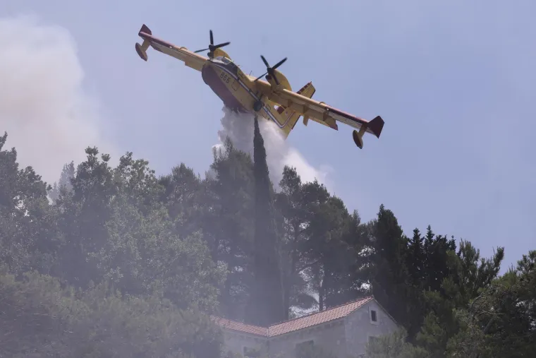 Požar kod Omiša pod nadzorom vatrogasaca, mještani vidjeli tko ga je podmetnuo?