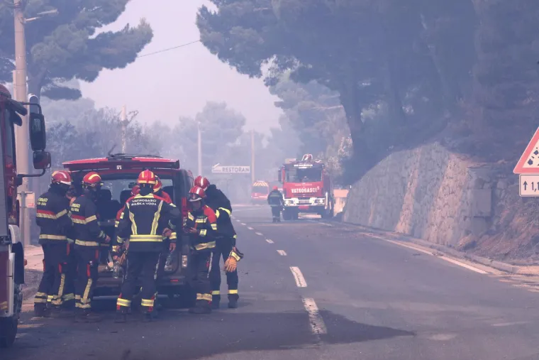 Požar kod Omiša pod nadzorom vatrogasaca, mještani vidjeli tko ga je podmetnuo?