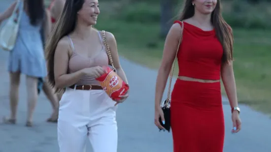 Dama u pripijenom crvenom kompletu istaknula vitku figuru i podigla temperaturu u Osijeku