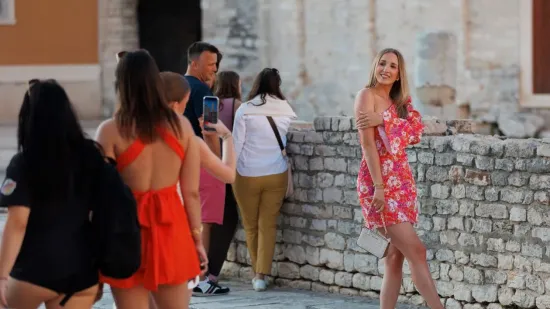 Plavu&scaron;a pozirala kao pravi foto model u kratkoj crvenoj haljini: Pokazala zanosnu figuru