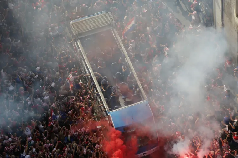Jeste vidjeli što su policajci radili na dočeku srebrnih Vatrenih? Ovo je mnogima promaknulo