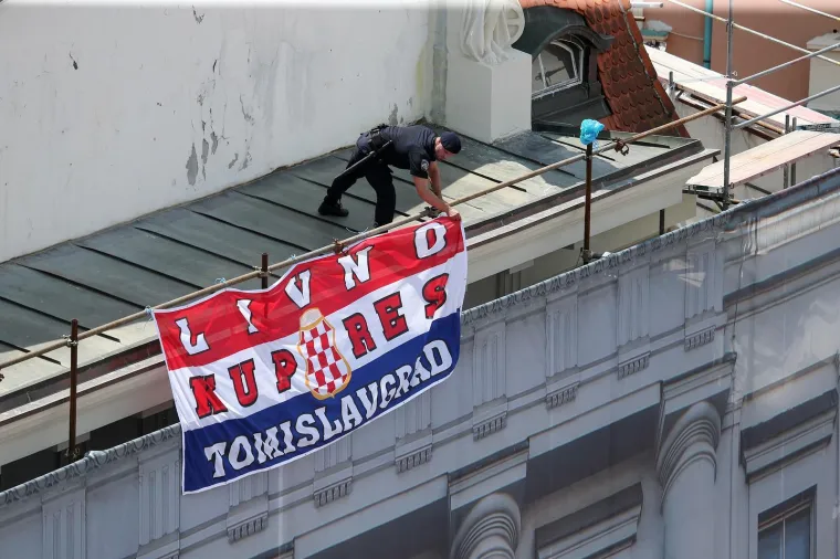 Jeste vidjeli što su policajci radili na dočeku srebrnih Vatrenih? Ovo je mnogima promaknulo