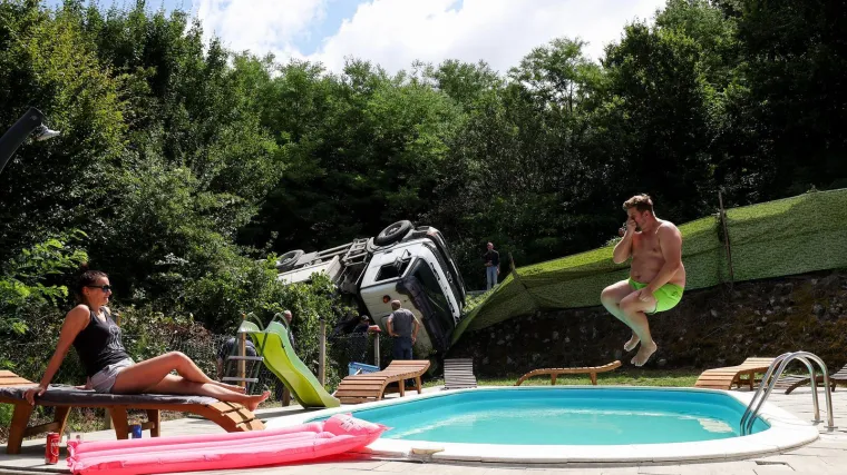 Pljas! Poljaci se odmarali kraj Jaske, u bazen im skoro uletio kamion