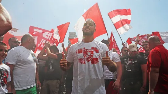 Najplaćeniji igrač u povijesti Zvezde! Stigao je u posebnoj majici, a dočekali ga Delije