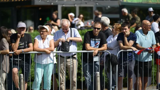 Pogledajte ove prizore! Građani se okupljaju povodom svečanog vojnog mimohoda