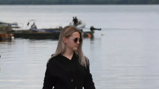 Uske traperice, sunčane naočale i misteriozan stav: Djevojka u ležernom izdanju ukrala svu pažnju