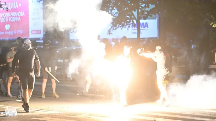 Pogledajte kr&scaron; i lom u Srbiji: Tisuće građana sukobilo se s policijom u najvećim prosvjedima dosad