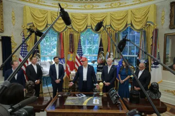 Trumpov show! Uzeo trofej SP-a, zadrijemao pa pokazivao slike s Putinom: Infantino 'umirao' od smijeha