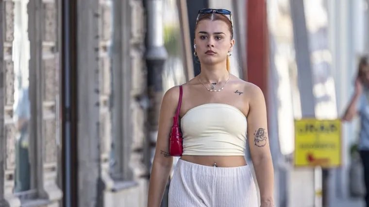 U kratkom topiću i s pirsanim pupkom: Karlovčanka vatrene narančaste kose glavna atrakcija šetnice