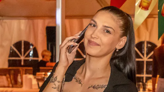 U uskom korzetu i obasuta tetovažama: Zanosna Osječanka u fatalnoj kombinaciji nije prošla nezamijećeno