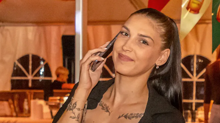 U uskom korzetu i obasuta tetovažama: Zanosna Osječanka u fatalnoj kombinaciji nije prošla nezamijećeno