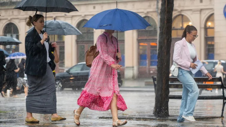 Kišni dan nije ih zastrašio: Građani izašli na ulice i normalno obavljali sve aktivnosti